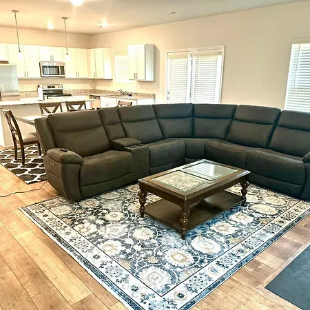 Beautiful Spacious Family-Friendly Home